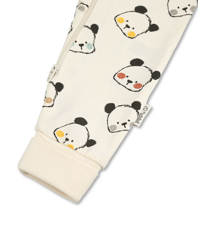 Pandakuvioisen yöpuvun lahje, jossa on käännettävä resori.