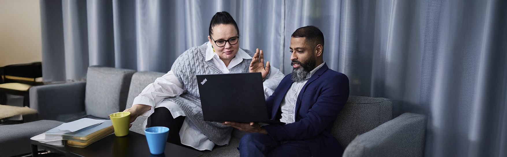 En kvinna och en man tittar på en datorskärm.