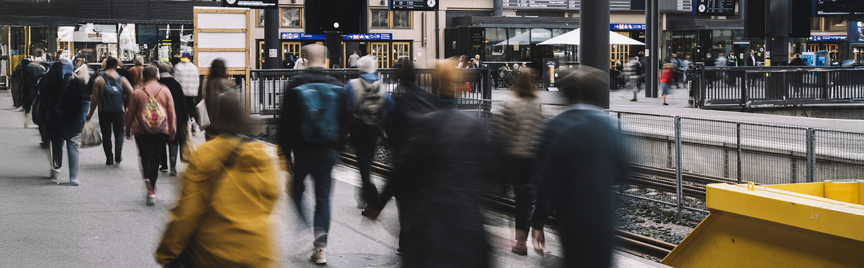 Ihmisiä rautatieasemalla.